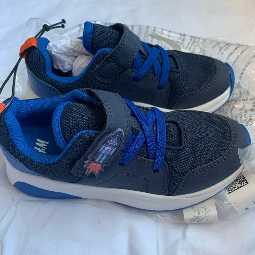 NWT 11.5 boys shoes from H&M. Robot design on straps. Smoke free home.